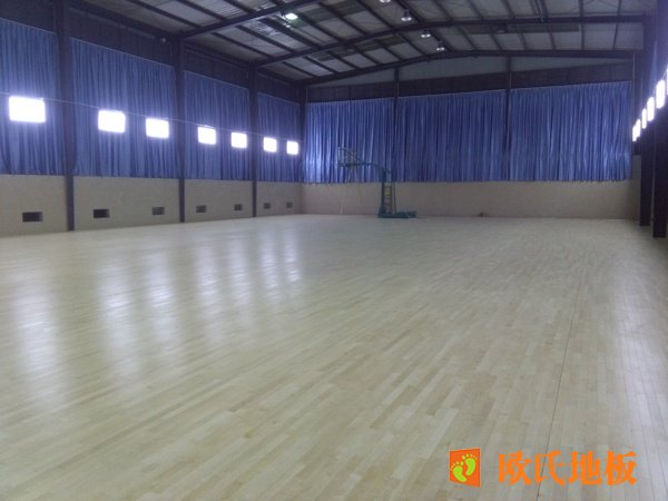 篮球场木地板铺装和灯光有关系吗